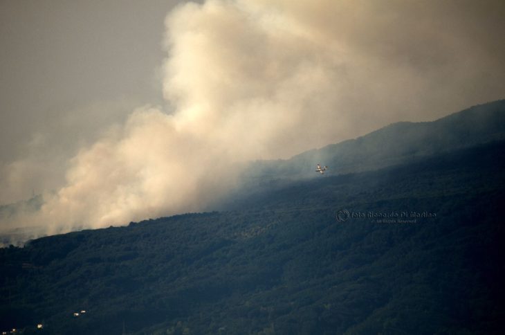 Incendio sul Vesuvio, sgomberate alcune case e turisti costretti a cambiare itinerario Incendio sul Vesuvio, sgomberate alcune case e turisti costretti a cambiare itinerario